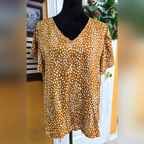 NWOT WOMEN'S SUMMER BLOUSE V-NECK PETAL PETAL CUT SLEEVES - Picture 1 of 5